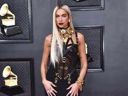 Dua Lipa Blak-blakan Pernah Bekerja Jadi Hostess