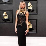 Gaya Stylish Para Selebriti di Grammy Awards 2022! Siapa Paling Heboh?