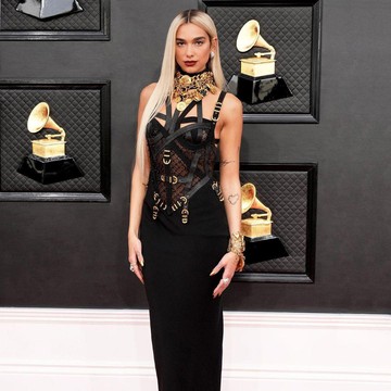 Gaya Stylish Para Selebriti di Grammy Awards 2022! Siapa Paling Heboh?