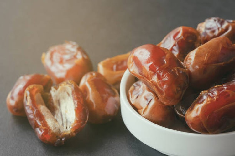 Kurma adalah buah khas bulan Ramadan. Terdapat banyak jenis kurma yang cocok untuk disantap saat buka puasa lho, Bunda. Mana favorit Bunda?