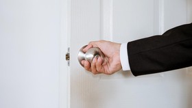 7 Cara agar Pintu Rumah Tidak Bunyi Berderit Tanpa Pelumas Engsel