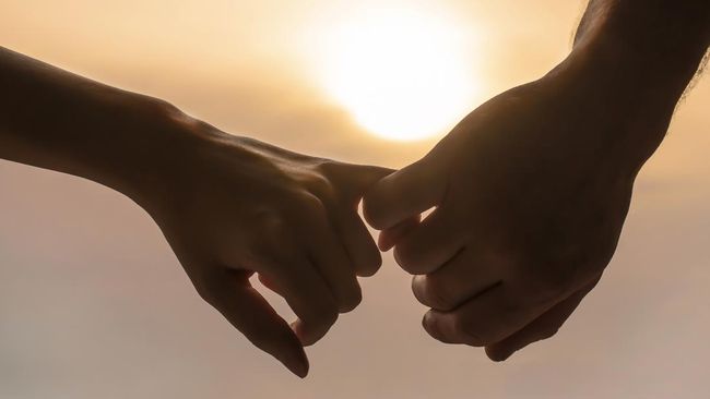 Jodoh menjadi rahasia Allah SWT. Manusia hanya bisa meyakini bahwa pasti ada seseorang yang diciptakan untuk menjadi jodohnya.