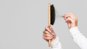 9 Penyebab Rambut Rontok, Kenali agar Tak Makin Parah