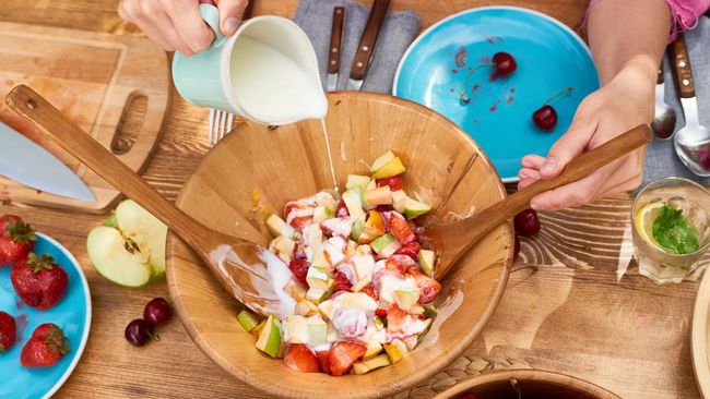 Banyak orang memilih menu makan malam yang sangat ringan seperti buah. Tapi, apakah kebiasaan itu benar untuk dilakukan?