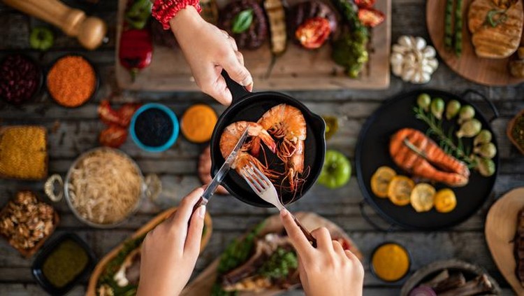 Jadwal Buka Puasa Hari Ini Bekasi 4 April 2022, Sudah Tahu? Offering meals to each other.