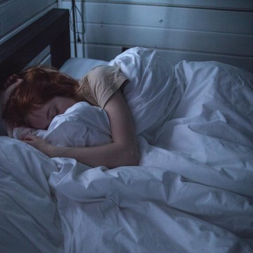 Tidur dengan Lampu Menyala Beneran Bikin Naik Berat Badan? Kenali Dampak Lainnya Ini!