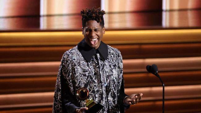 Jon Batiste ungkap bahwa ia didukung oleh Billie Eilish untuk memenangkan kategori Album of The Year di ajang Grammy Awards 2022.