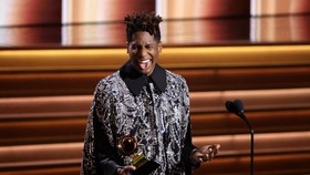 Menang Album of the Year, Jon Batiste Ungkap Didoakan Billie Eilish