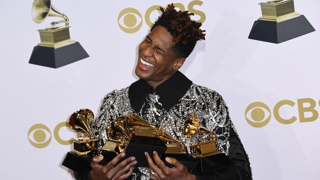 Jon Batiste berhasil merengkuh penghargaan Album of The Year dalam gelaran Grammy Awards 2022.