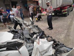 Bahayanya Sopir Ngantuk: Avanza Ringsek Parah Hantam Truk Lagi Parkir, 6 Orang Tewas