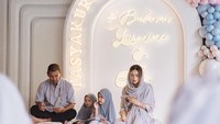 <p>Kompak memakai pakaian berwarna abu-abu, Yasmine bersama dengan sang suami dan kedua putrinya itu tampak harmonis. Dengan balutan kaftan, ibu hamil yang satu ini terlihat sangat menawan, ya Bunda. (Foto: Instagram @yaswildblood)</p>