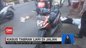 VIDEO: Pemotor Tewas Tergeletak di Jaksel Diduga Korban Tabrak Lari