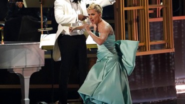Rindu Tony Bennett, Lady Gaga Menangis di Grammy Awards 2022