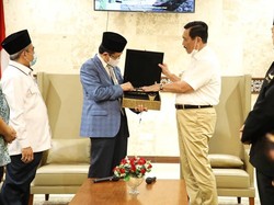 Luhut Serahkan Kiswah dari Pangeran Saudi MBS ke Masjid Istiqlal