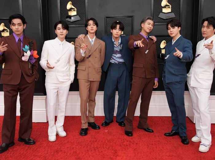 Menjelang acara utama, pers membagikan foto BTS sesi red carpet Grammy Awards 2022. Dalam penampilannya, BTS tampil menawan dan memesona dalam balutan jas dari Louis Vuitton./ Foto: twitter.com/Entertainment Tonight