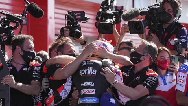 Aleix Espargaro menangis usai menang MotoGP Argentina 2022 yang merupakan kemenangan bersejarah dalam kariernya.