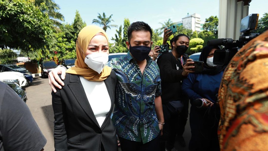 Olla Ramlan dan Aufar Hutapea Olla Ramlan dan Aufar Hutapea hadir di sidang perdana cerai.