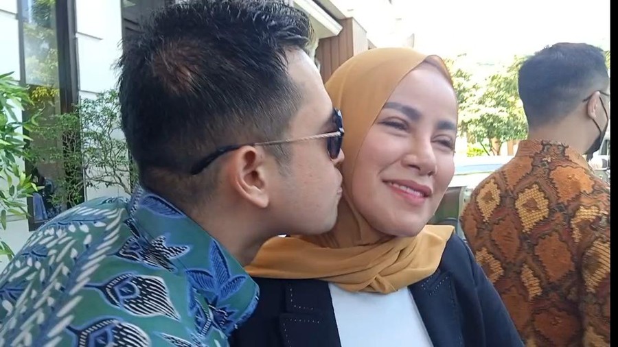 Olla Ramlan dan Aufar Hutapea mesra-mesraan di Pengadilan Agama Jakarta Selatan.