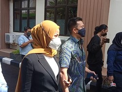 Olla Ramlan dan Aufar Hutapea Gandengan Tangan di Sidang Perdana Cerai