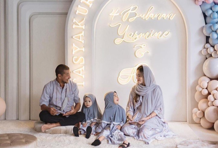 Belum lama ini, artis cantik Yasimine Wildblood mengadakan syukuran kehamilannya yang menginjak usia 4 bulan, sekaligus pengumuman jenis kelamin anak ketiganya.