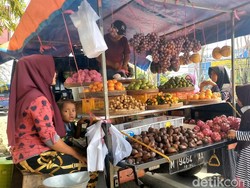 Berkah Ramadan, Pedagang Buah di Sampang Kebanjiran Pembeli