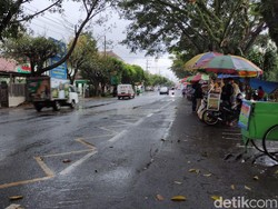 Pedagang Takjil Kota Malang Tetap Berjualan di Tengah Guyuran Hujan Deras