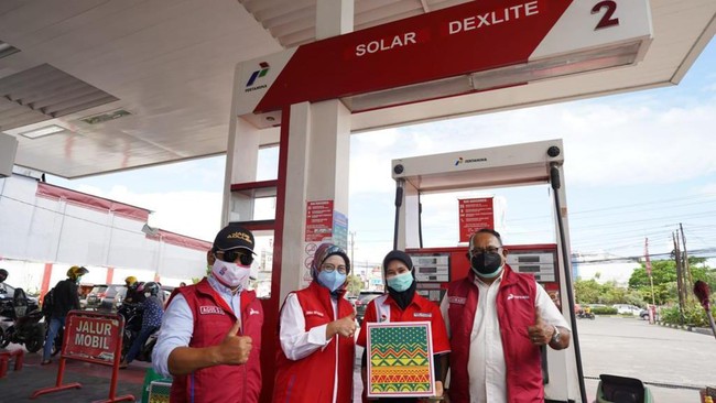 Direktur Keuangan PT Pertamina Emma Sri Martini serta Direktur Rekayasa dan Infrastruktur Darat PT Pertamina Patra Niaga Eduward Adolof Kawi sidak di Sulsesl.