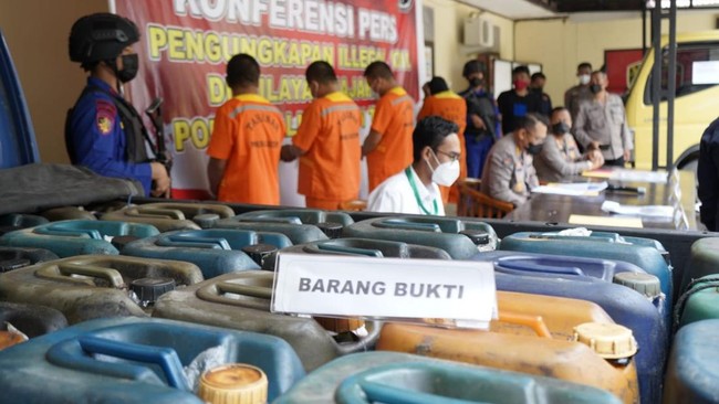 PT Pertamina (Persero) merangkul Polri dan TNI untuk menindak penyelewengan solar bersubsidi dan memberikan sanksi kepada SPBU yang terbukti menyelewengkan. 