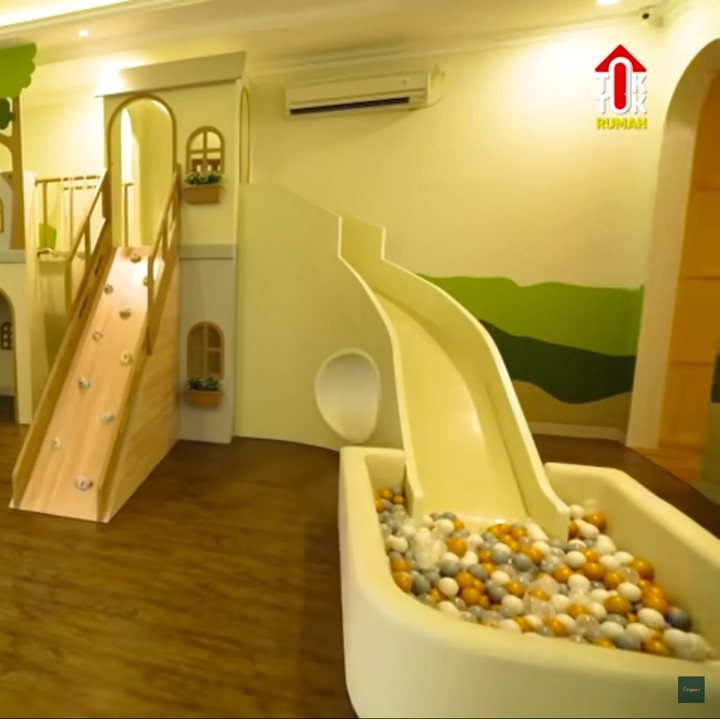 <p>Selain kamar anak, Shireen juga memperlihatkan playground atau ruangan khusus bermain untuk ketiga anaknya, nih. Ada perosotan dan mandi bola, lho. (Foto: YouTube The Sungkars)</p>