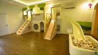 <p>Selain kamar anak, Shireen juga memperlihatkan playground atau ruangan khusus bermain untuk ketiga anaknya, nih. Ada perosotan dan mandi bola, lho. (Foto: YouTube The Sungkars)</p>