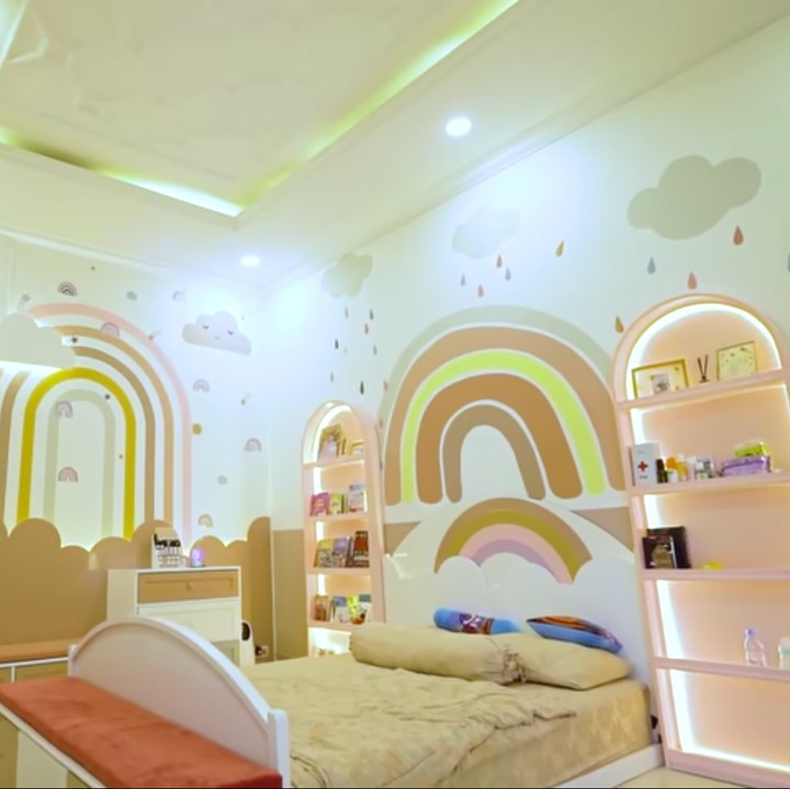<p>Kamar salah satu anak Shireen Sungkar didominasi dengan warna<em> earth tone</em>, Bunda. Shireen juga menambahkan lukisan bertema pelangi dan awan. Disamping kamar sang anak terdapat <em>mini</em> <em>playground</em> yang tak kalah keren. (Foto: YouTube The Sungkars)</p>