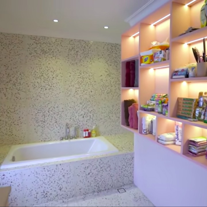 <p>Shireen membuat kamar mandi Shafiyyah jauh lebih besar karena ruangannya jauh lebih luas, Bunda. Sehingga Adam dan Hawwa bisa mandi di kamar Shaffiyah. (Foto: YouTube The Sungkars)</p>