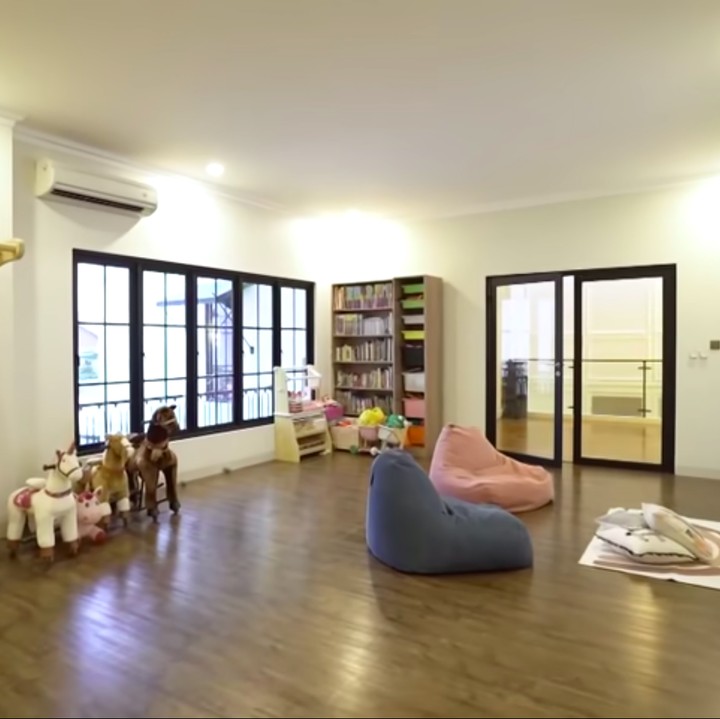 <p>Shireen Sungkar dan Teuku Wisnu baru saja selesai merenovasi rumah mereka, Bunda. Selama 14 bulan meninggalkan rumah, kini Shireen, Wisnu, dan ketiga anaknya telah menempati rumah baru. (Foto: YouTube The Sungkars)</p>
