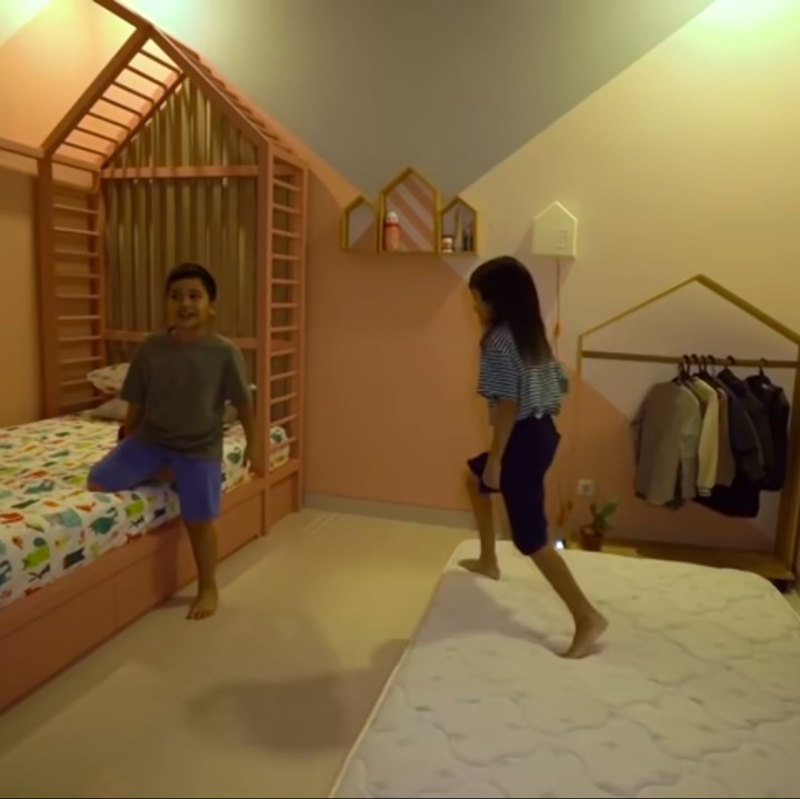 <p>Beberapa waktu lalu, Shireen memperlihatkan perubahan kamar anak-anaknya, Adam, Hawwa, dan Shafiyyah. (Foto: YouTube The Sungkars)</p>