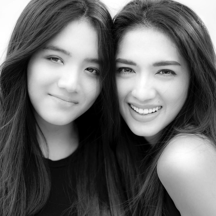 <p>Tak hanya Lovely, Angel juga kerap membagikan potretnya dan sang anak sulung, lho. Terlihat seperti adik kakak, ya? (Foto: Instagram: @realangelkaramoy)</p>