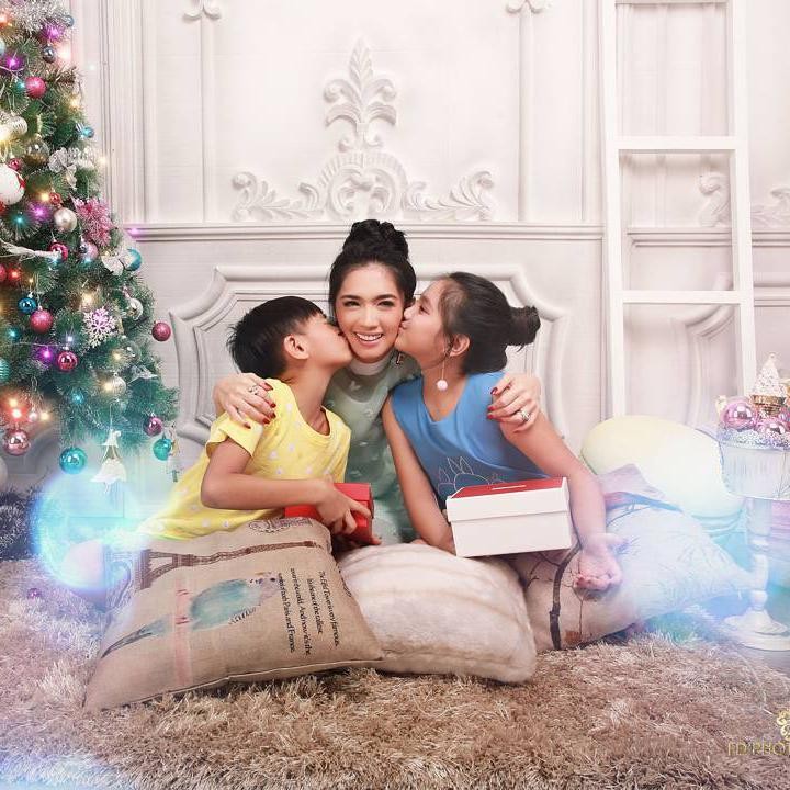 <p>Angel Karamoy menikah dengan Steven McJames Rumangkang pada April 2007, Bunda. Sebelum bercerai, Angel telah dikaruniai dua orang anak bernama Lovely Maria Rumangkang dan Junio McKenzie Rumangkang. (Foto: Instagram: @lovelyrum)</p>