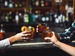 Iyuh, Bar di Yunani Suguhkan Minuman Bekas dan Menjualnya Kembali