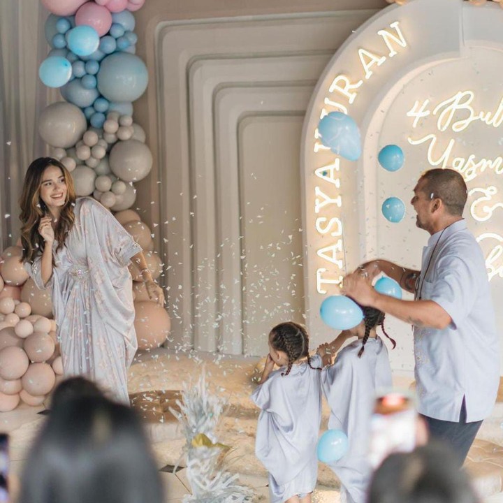 <p>Saat balon emas meletus, keluar balon berwarna biru yang menandakan bahwa jenis kelamin anak ketiga Yasmine bersama Abi adalah seorang anak laki-laki. (Foto: Instagram @yaswildblood)</p>