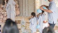<p>Saat balon emas meletus, keluar balon berwarna biru yang menandakan bahwa jenis kelamin anak ketiga Yasmine bersama Abi adalah seorang anak laki-laki. (Foto: Instagram @yaswildblood)</p>