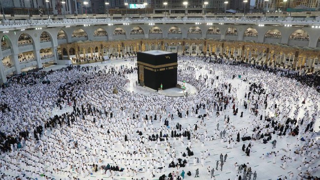 Ketua Komisi VIII DPR RI Ashabul Kahfi meminta Badan Pengelola Keuangan Haji (BPKH) menanggung 50 persen biaya haji setiap calon jemaah.