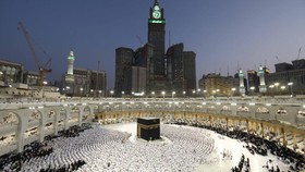 FOTO: Khusyuk Salat Tarawih Tanpa Jarak di Masjidil Haram