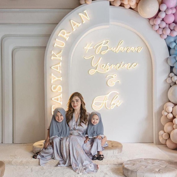 <p>Sebelumnya, Yasmine memiliki kedua putri yang bernama Seraphina Rose Sumarnaningsih Soerjosoemarno dan Sophia Ayana Dwi Sulistyowati Soerjosoemarno. Wah, sepertinya mereka sudah siap menjadi kakak perempuan. (Foto: Instagram @yaswildblood)</p>