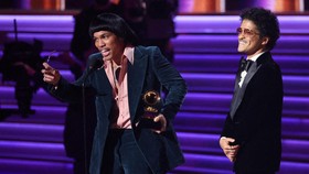 Silk Sonic Tarik Album dari Pertimbangan Grammy Awards 2023
