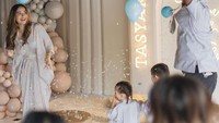 <p>Tampaknya Abi tidak bisa menyembunyikan rasa senangnya itu karena mendapatkan seorang anak laki-laki setelah memiliki dua putri. Tak hanya Abi, Yasmine pun dan kedua putrinya juga terlihat sangat bahagia. (Foto: Instagram @yaswildblood)</p>
