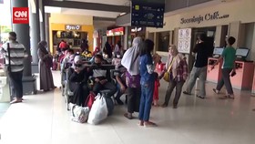 VIDEO: Stasiun KA Gubeng Ramai Warga Mudik Awal