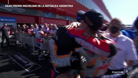 VIDEO: Pelukan Hangat Pol untuk Kemenangan Aleix Espargaro