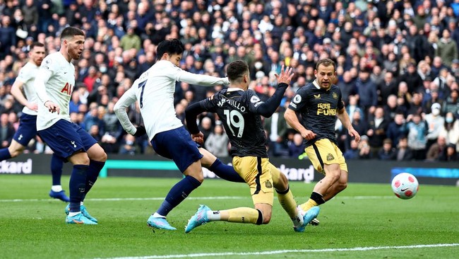 Tottenham Hotspur menjaga peluang finis di posisi 4 klasemen Liga Inggris setelah melumat Newcastle United 5-1.