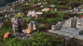 FOTO: Mendoakan Leluhur dalam Tradisi Cheng Beng di Malaysia