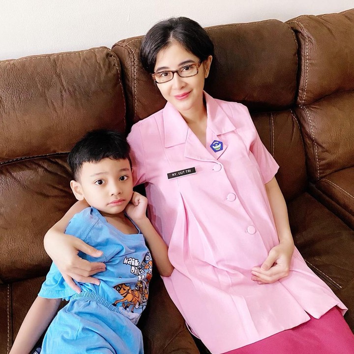 <p>Uut Permatasari enggak pernah merasa kesepian di kehamilan keduanya ini. Ia sering ditemani anak pertamanya, Rafif. (Foto: Instagram @uutpermatasari)</p>