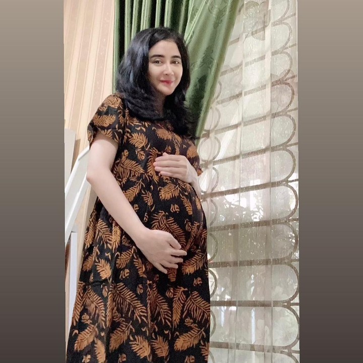 <p>Baby bump Uut sudah mulai terlihat nih, Bunda. Banyak netizen memuji penampilan Uut yang dibilang semakin cantik dan glowing. (Foto: Instagram @uutpermatasari)</p>